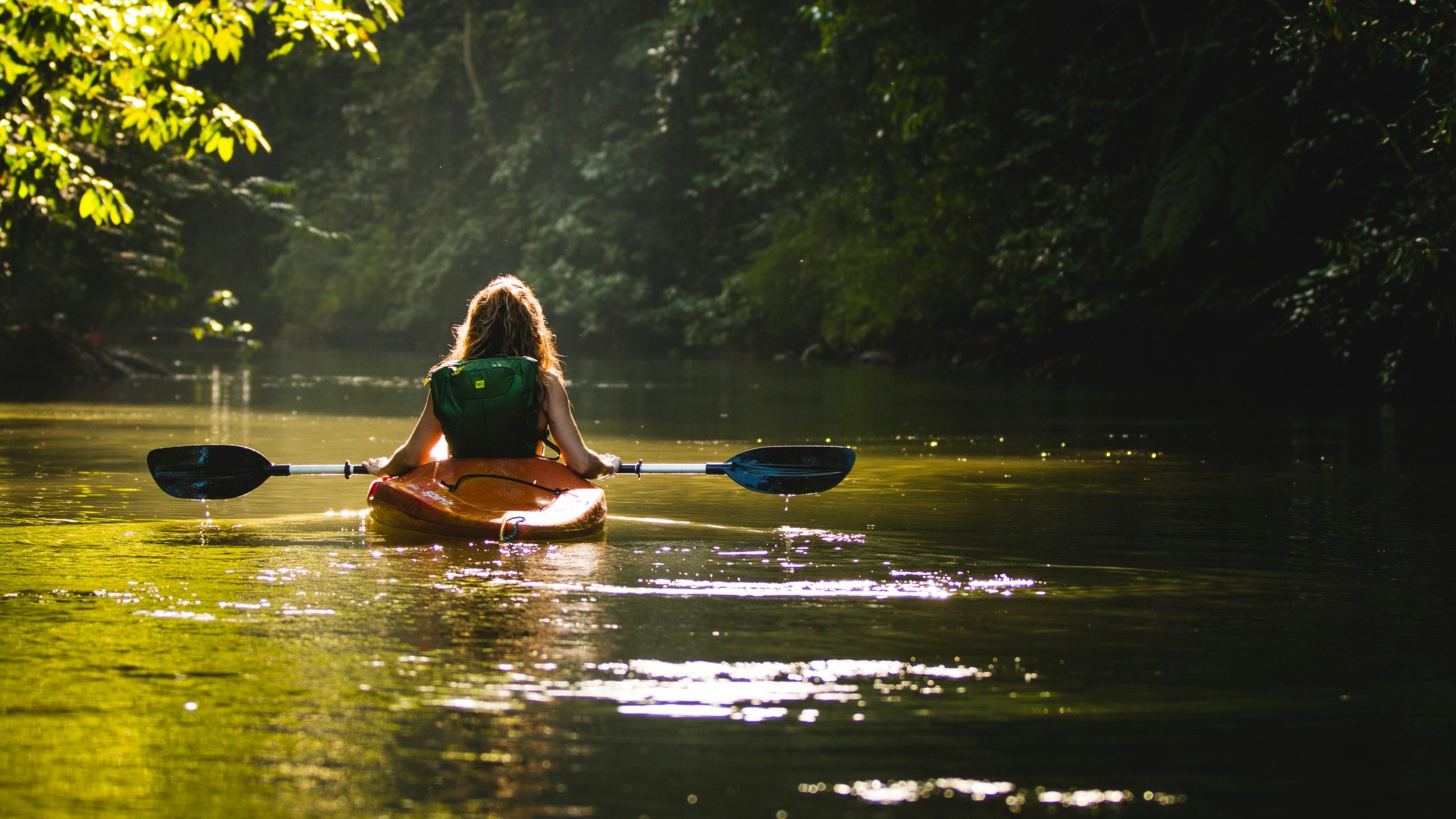 Costa Rica Pura Vida | Person kayaking in a Costa Rica bay | Evolve Tours