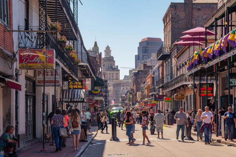 New Orleans | Busy street in New Orleans | Evolve Tours