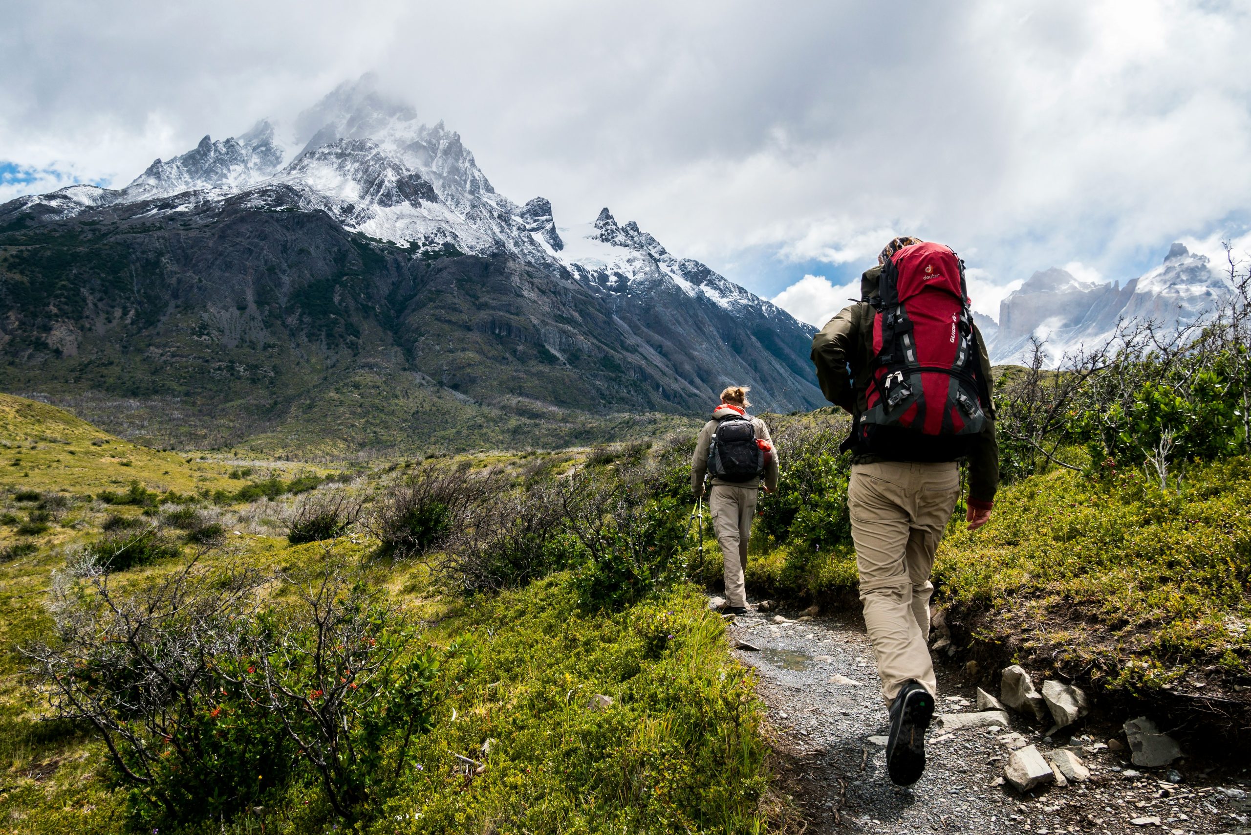 Hike Trails in the USA | Two people hiking in mountains | Evolve Tours