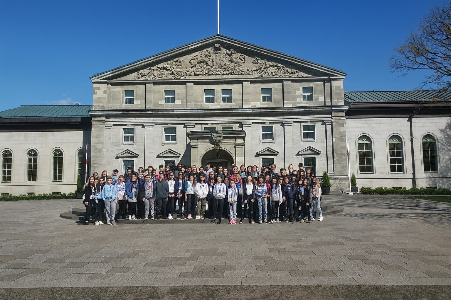 Ottawa Trips | Students posing at the Supreme Court of Canada | Evolve Tours